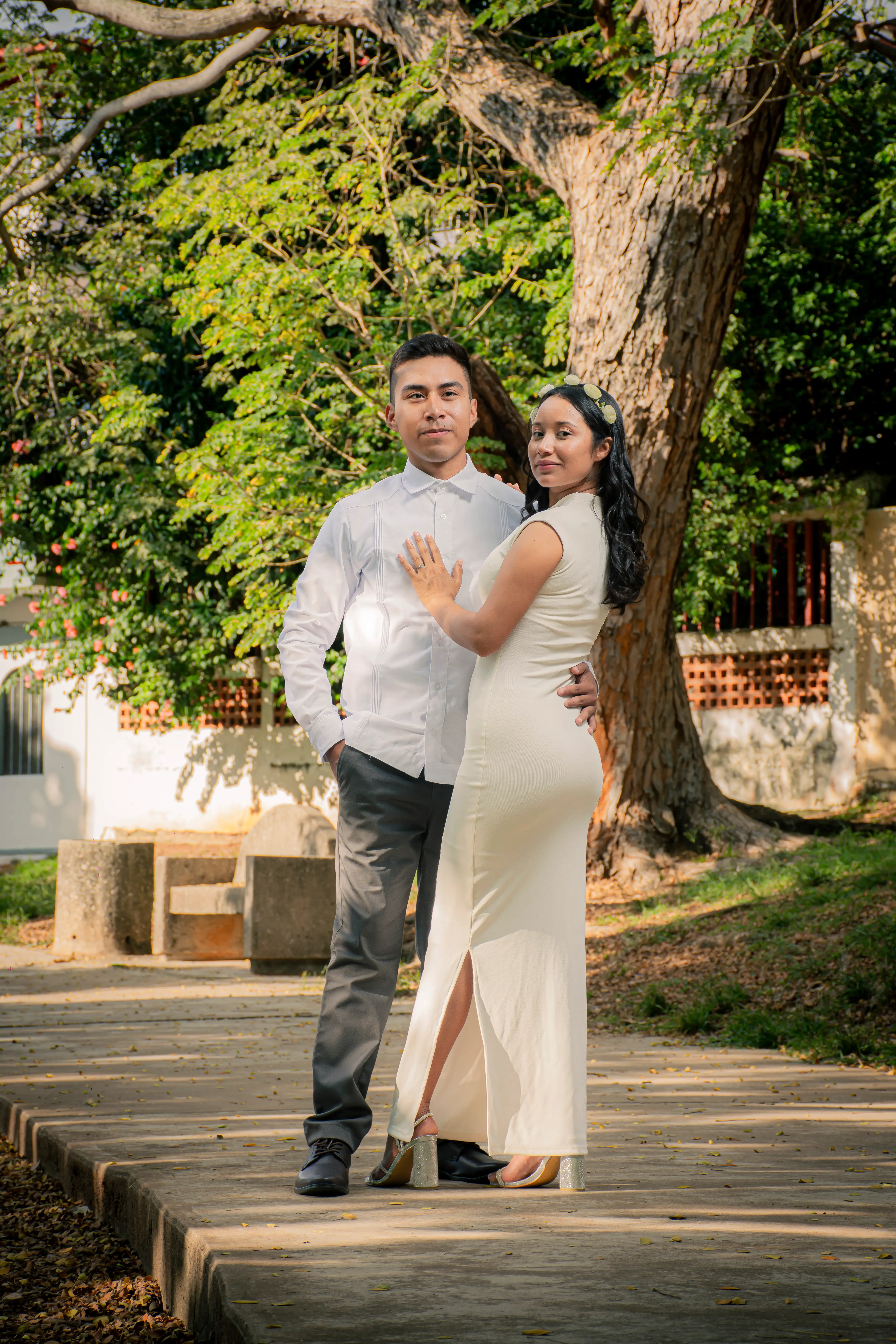 Pareja de novios entre flores, sesión de boda