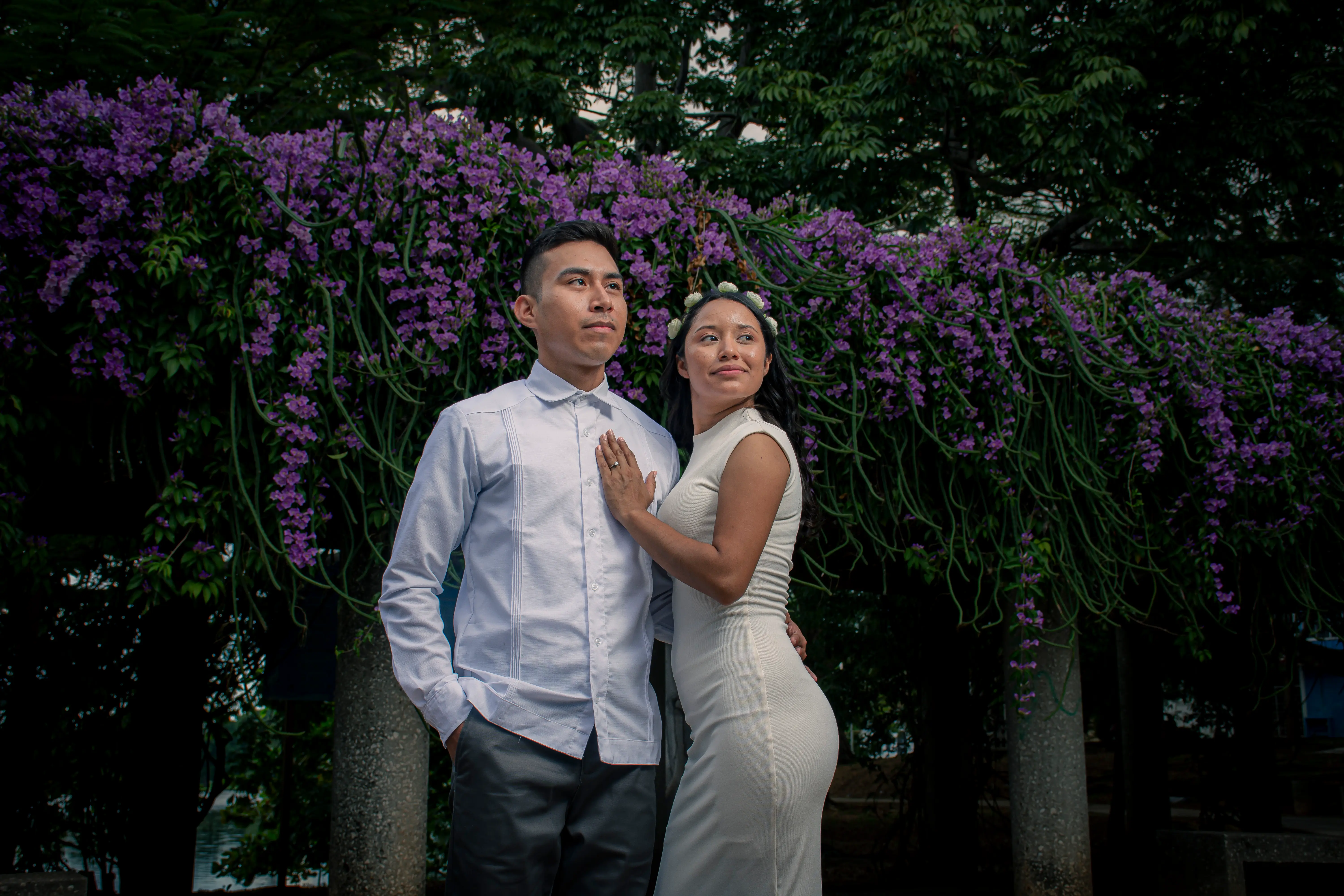 Pareja de boda entre flores, sesión de fotos de FANALIS